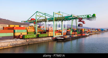 Deutschland, Baden-Württemberg, Stuttgart, Neckar, Hafen, Binnenhafen, Containerhafen, Container schiff Stockfoto