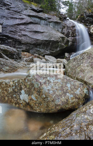 Bridal Veil Falls auf Coppermine Bach in Franconia, New Hampshire in den Frühlingsmonaten. Dieser Wasserfall sieht gut aus im Frühjahr die Schneeschmelze und Stockfoto