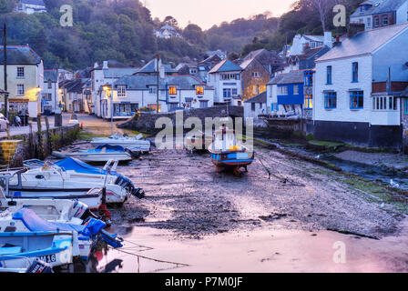 Angeln Hafen bei Ebbe in der Dämmerung, Polperro, Cornwall, England, Großbritannien Stockfoto
