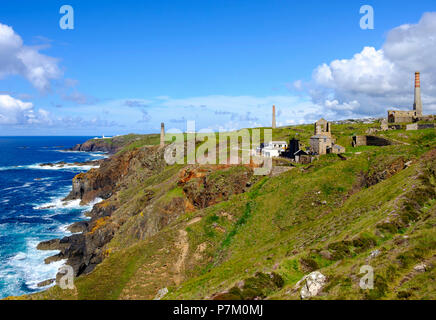 Ehemalige Zinnmine Levant Mine, hinter dem Leuchtturm Pendeen Lighthouse, felsige Küste, St Just in Penwith, Cornwall, England, Vereinigtes Königreich Stockfoto