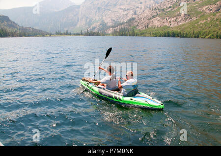 Kajakfahrer schöne Silber See im Juni Lake Loop erkunden. Es bietet gute Angelmöglichkeiten für die Regenbogenforelle. Stockfoto