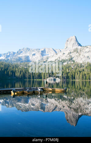 Gorgeous George Lake in den Mammoth Lakes, California bietet gute Angelmöglichkeiten für Regenbogenforellen und unvergessliche Landschaft. Stockfoto