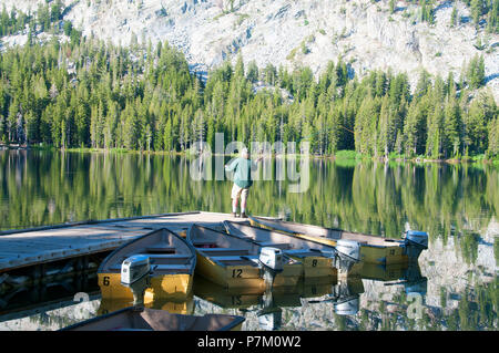 Gorgeous George Lake in den Mammoth Lakes, California bietet gute Angelmöglichkeiten für Regenbogenforellen und unvergessliche Landschaft. Stockfoto