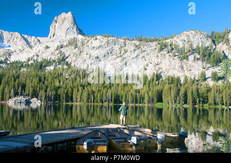 Gorgeous George Lake in den Mammoth Lakes, California bietet gute Angelmöglichkeiten für Regenbogenforellen und unvergessliche Landschaft. Stockfoto