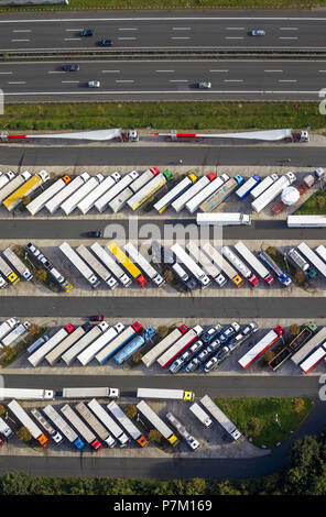 Hamm-Rhynern Autobahn Rastplatz, LKW-Parkplatz, die Fahrzeit, herringbone Muster, Pausen, just-in-time-Logistik, Autobahn A2, Hamm, Ruhrgebiet, Nordrhein-Westfalen, Deutschland Stockfoto