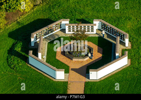 Gevelsberg Berchemallee Friedhof mit Stele Gräber für urn interment, columbarium Wände, Trauer, Gevelsberg, Ruhrgebiet, Nordrhein-Westfalen, Deutschland Stockfoto