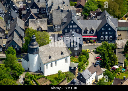 Fachwerkhäuser, Evangelische Kirche von Freudenberg im Alten Flecken, Freudenberg, Siegen-Wittgenstein, Nordrhein-Westfalen, Deutschland Stockfoto