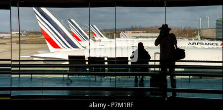 Boeing 777-300ER, Flugzeug Bodenabfertigungsdienste, AIRFRANCE, Silhouetten von Touristen Fotos, de Gaulle, Charles-de-Gaulle, Transitbereich, Wartebereich, Magny Le Hongre, Seine-et-Marne, Paris, Île-de-France, Frankreich Stockfoto