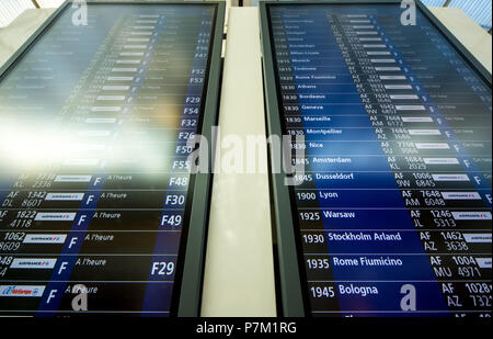 Flight Information Board, Ankünfte und Abflüge anzeigen, AIRFRANCE Flug, Flight Information Display, Charles de Gaulle, Charles-de-Gaulle, Transitbereich, Wartebereich, Magny Le Hongre, Seine-et-Marne, Paris, Île-de-France, Frankreich Stockfoto