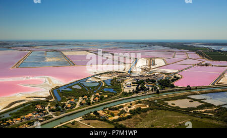 Salzseen in der Nähe von Aigues-Mortes in der Petite Camargue, Fleur de Sel auf dem Salz Verdunstungsteichen, Departement Gard, Occitanie Region, Frankreich Stockfoto