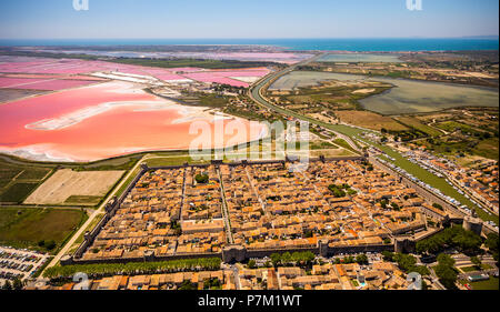 Altstadt in der viereckige Festung von Aigues-Mortes, Stadttore, Salzseen in der Nähe von Aigues-Mortes in der Petite Camargue, Fleur de Sel auf dem Salz Verdunstungsteichen, Departement Gard, Occitanie Region, Frankreich Stockfoto
