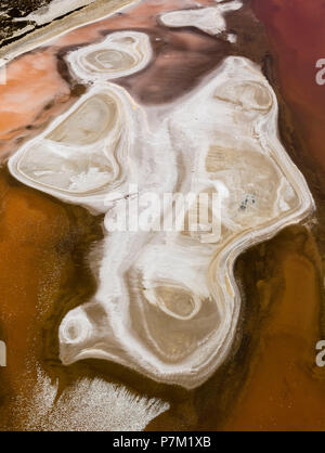 Fleur de Sel auf den Oberflächen der Salz Verdunstungsteichen, Petite Camargue, Bouches-du-Rhône, Le Grau-du-Roi, Bouches-du-Rhône Occitanie Region, Frankreich Stockfoto