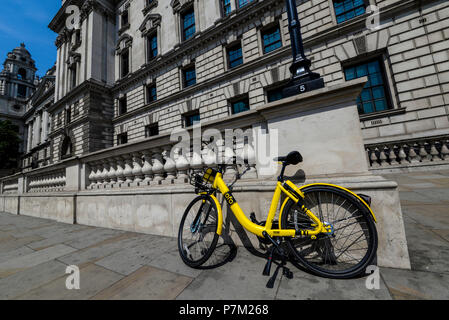 Ofo Fahrrad in die London Street. Dockless Fahrradverleih, London, UK. Fahrrad Teile Fahrrad im Great George Street, Westminster, London wartet. Zum Mieten Stockfoto