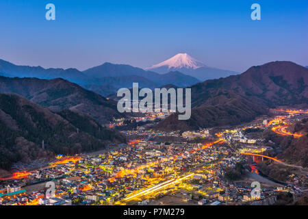 Otsuki, Japan Skyline mit Mt. Fuji. Stockfoto