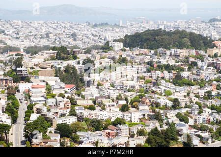 Ansicht der Haight-Ashbury District in San Francisco, von Twin Peaks, Kalifornien, USA gesehen. Stockfoto