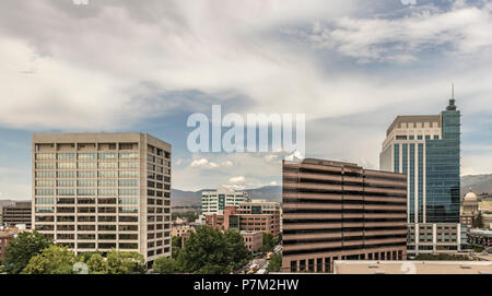 Downtown Boise Stadtbild. Ansicht von Süden der Wolkenkratzer, Straßen, die Landeshauptstadt und den Ausläufern im Sommer. Boise, Idaho, USA. Stockfoto