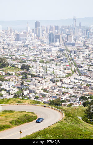 Blick auf den Financial District in San Francisco, von Twin Peaks gesehen, mit Twin Peaks Boulevard im Vordergrund, Kalifornien, USA. Stockfoto