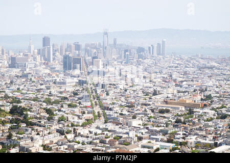 Blick auf den Financial District in San Francisco, von Twin Peaks, Kalifornien, USA gesehen. Stockfoto