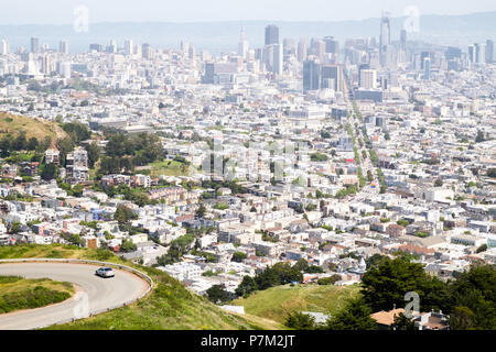 Blick auf den Financial District in San Francisco, von Twin Peaks gesehen, mit Twin Peaks Boulevard im Vordergrund, Kalifornien, USA. Stockfoto