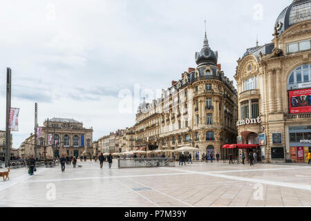 Montpellier, Hérault, Frankreich, Place de la Comédie mit dem Brunnen "Les trois Graces" durch Étienne Dantoine und der Oper. Stockfoto