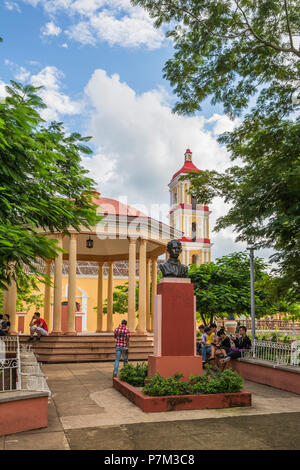 Pavillon mit der Statue von José Marti, kubanischer Dichter und Schriftsteller, hinter der Kirche Iglesia de San Juan Batista, Plaza Marti, Remedios, Provinz Villa Clara, Kuba, Republik Kuba, Großen Antillen, Karibik Stockfoto
