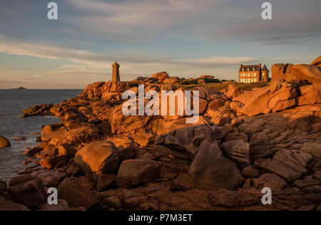 Leuchtturm an der Côte de Granit Rose, Bretagne, Frankreich Stockfoto