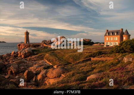 Leuchtturm an der Côte de Granit Rose, Bretagne, Frankreich Stockfoto