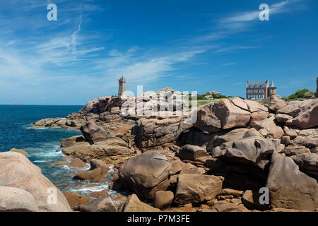 Leuchtturm an der Côte de Granit Rose, Bretagne, Frankreich Stockfoto