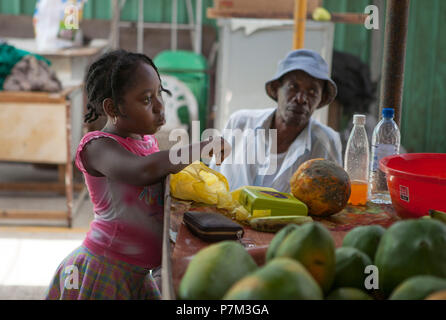 Lokale Mädchen auf dem Markt, Victoria, Seychellen Stockfoto