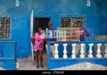 Familie mit Vogelkäfig vor Blue House, Trinidad, Kuba Stockfoto