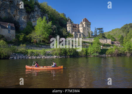 Tretboot auf dem Fluss Dordogne vor Schloss, La Roque-Gageac, Dordogne, Frankreich Stockfoto