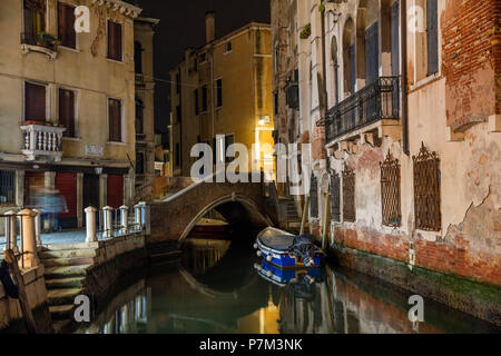 Die kleine Brücke über den Kanal bei Nacht, Venedig, Venetien, Italien Stockfoto