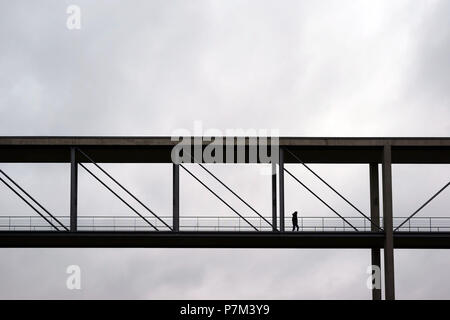 Im Marie-Elisabeth-Lüders-Steg in Berlin ist eine Öffentliche Fußgängerbrücke über der Spree zwischen dem Marie-Elisabeth-Lüders-Haus und das Paul-Löbe-Haus. Stockfoto