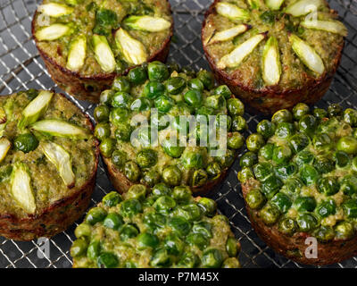 Quinoa Muffin mit Erbsen und Spargel Stockfoto