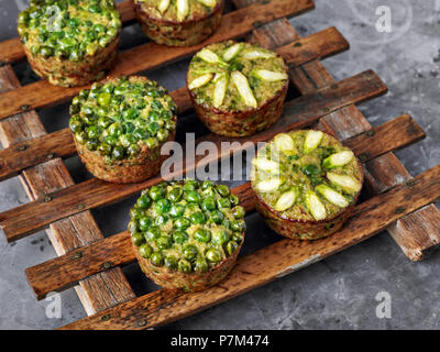 Quinoa Muffin mit Erbsen und Spargel Stockfoto