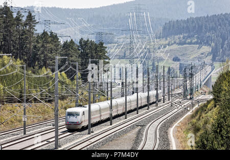 Zug, Tracks, Umspannwerk, Oberleitungen, Masten, Hochspannungsleitungen, Hintergrundbeleuchtung Stockfoto