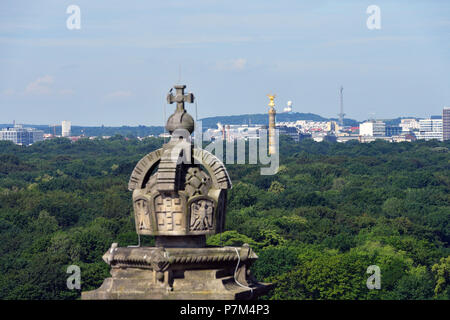 Deutschland, Berlin, Tiergarten, der Reichstag oder der Deutsche Bundestag (Deutscher Parlement seit 1999), ein Gebäude von Paul Wallot, 1894 eingeweiht konzipiert, mit einer Glaskuppel im Jahr 1999 von dem Architekten Sir Norman Foster, Ansicht von der Oberseite der Kuppel am Park Tiergarten und den Berliner Siegessäule (Siegessäul) in der Mitte des Tiergartens gelegen hinzugefügt Stockfoto