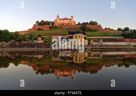 Deutschland, Bayern, Oberfranken Region, Würzburg, Main mit St. Burkard Kirche und Festung Marienberg Stockfoto