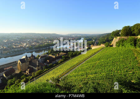 Deutschland, Bayern, Oberfranken Region, Würzburg, Blick von der Festung Marienberg über Weinberg Schlossberg, Main Banken und Ludwigsbrücke (Ludwigs Bridge) Stockfoto