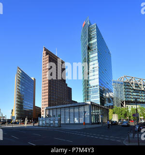 Deutschland, Berlin, Tiergarten, Potsdamer Platz (Potsdamer Platz), verlassen Sie die U-Bahn und der Deutschen Bahn (DB) Tower Stockfoto