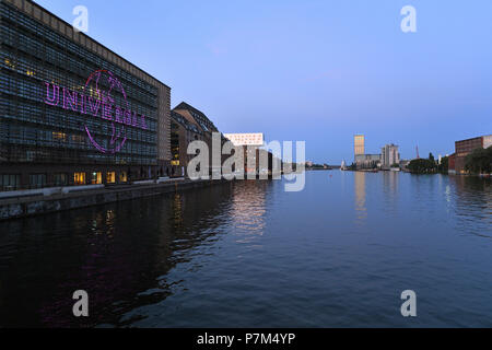 Deutschland, Berlin, Kreuzberg, Skulptur Molecule Man von Jonathan Borofsky in der Spree mit der Allianz Tower Stockfoto