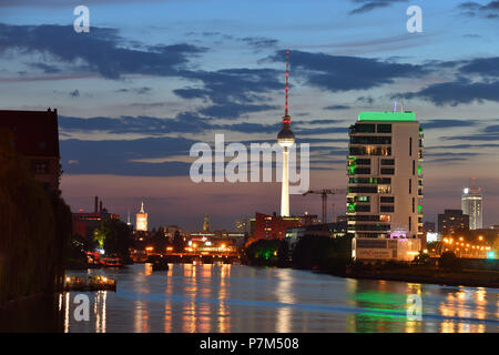 Deutschland, Berlin, Friedrichshain-Kreuzberg, Ufer der Spree, Berliner Fernsehturm im Hintergrund Stockfoto