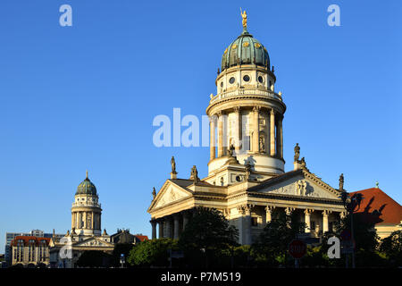 Deutschland, Berlin, Berlin-Mitte, Gendarmenmarkt, Französische Kirche zwischen 1701 und 1705 von den Architekten Louis Gayard und Abraham Quesnay und der Deutscher Dom (Kathedrale gebaut) Stockfoto