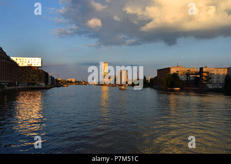 Deutschland, Berlin, Kreuzberg, Skulptur Molecule Man von Jonathan Borofsky in der Spree mit der Allianz Tower Stockfoto