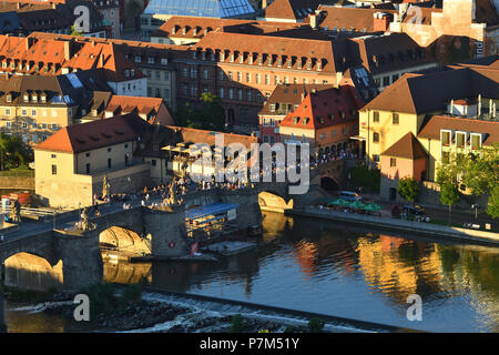 Deutschland, Bayern, Oberfranken Region, Würzburg, Blick von der Festung Marienberg in Würzburg, mittelalterliche Stadt mit alten Mainbrücke (Alte Mainbrücke) croissing Main Stockfoto