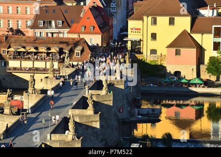 Deutschland, Bayern, Oberfranken Region, Würzburg, Blick von der Festung Marienberg in Würzburg, mittelalterliche Stadt mit alten Mainbrücke (Alte Mainbrücke) croissing Main Stockfoto