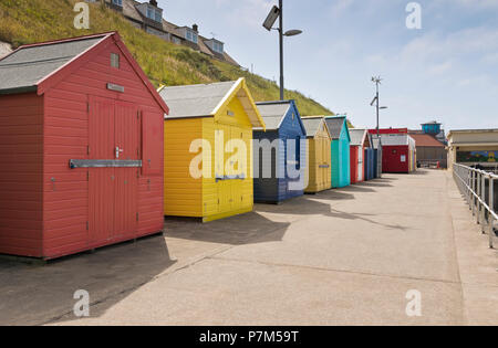Bunten Badekabinen am Meer in Sheringham, Norfolk, Großbritannien. Stockfoto