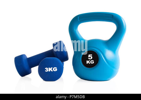 Blau kettlebell und Hanteln Isolation auf einem weißen Hintergrund. Stockfoto