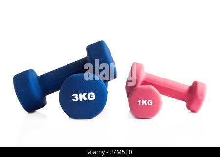 Blau und Rosa Hanteln für ein Fitnessstudio Training auf einem weißen Hintergrund. Stockfoto