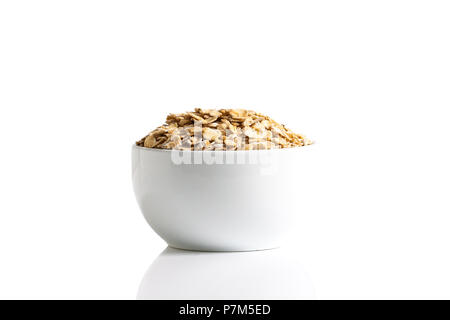 Isolierung von Glutenfrei Hafer in eine Tasse auf einem weißen Hintergrund. Stockfoto